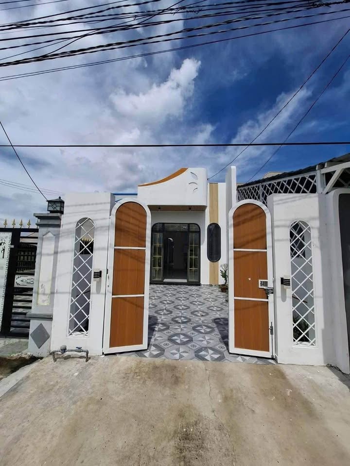 Nhà mới Phước Lâm, Cần Giuộc 172m² giá 2.08 tỷ - Có hồ bơi và sân vườn mini!