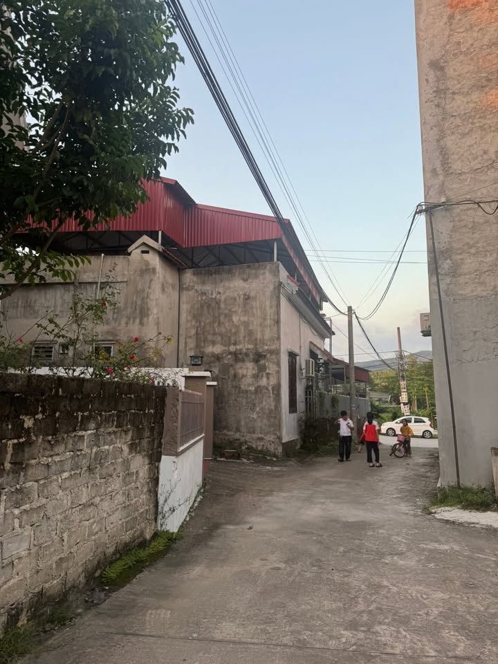 Đất nền khu 9 Thanh Sơn, Uông Bí 100m² giá 1 tỷ - Đường rộng, dân cư đông đúc!