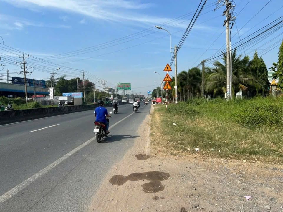 Kho xưởng mặt tiền Quốc Lộ 1A Bến Lức 2500m² giá 39 tỷ - Cơ hội đầu tư tuyệt vời!