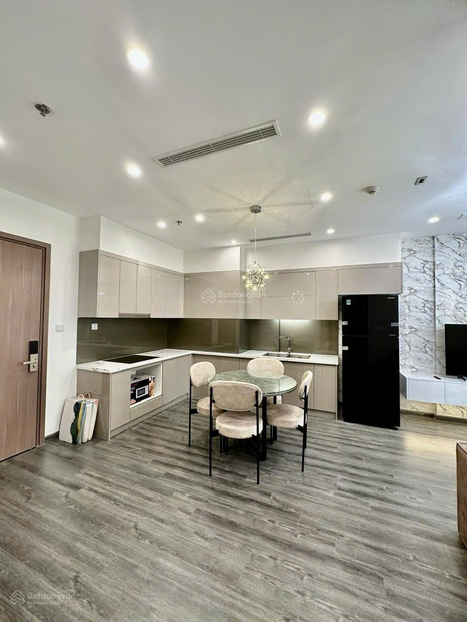 Căn hộ 2PN 2VS tại Vinhomes Smart City Tây Mỗ 71,2m² giá 5 tỷ - Full nội thất mới, view bể bơi!