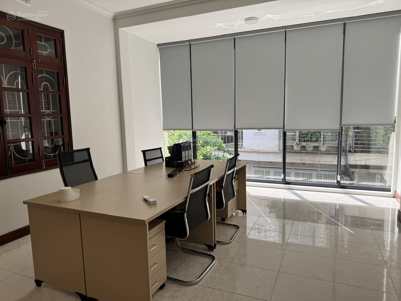 Cho thuê văn phòng tại khu đô thị Định Công 80m² giá 18 triệu - Nội thất đầy đủ, sẵn sàng làm việc!