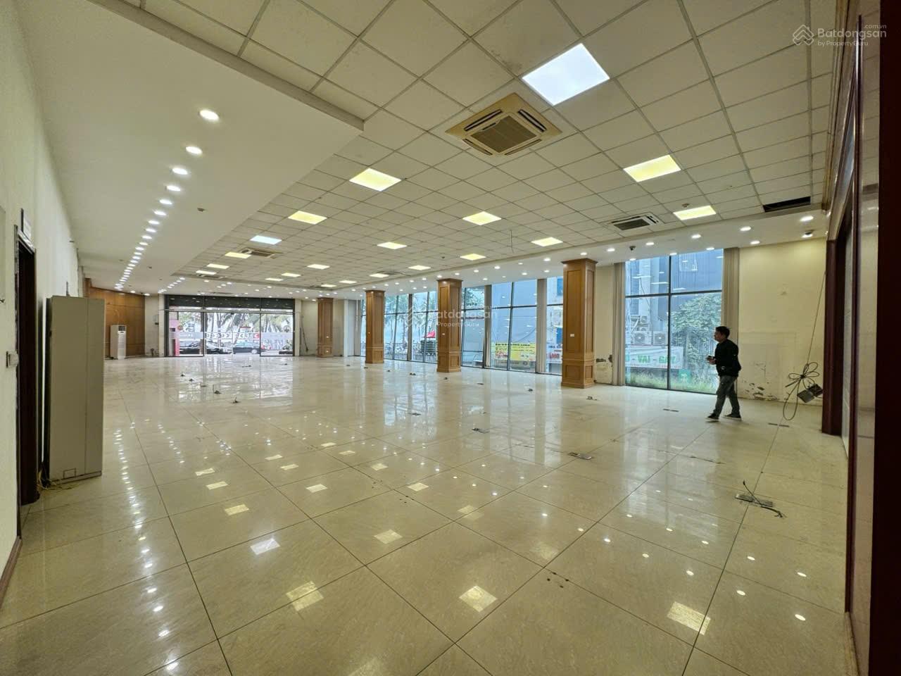 Cho thuê văn phòng 600m² tại chân đế chung cư Tây Nam Linh Đàm - Vị trí đắc địa, đông dân cư!