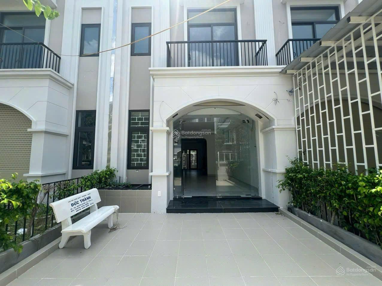 Shophouse 3 lầu cho thuê tại Lavilla Green City, Tân An, 100m² - An ninh tuyệt đối!