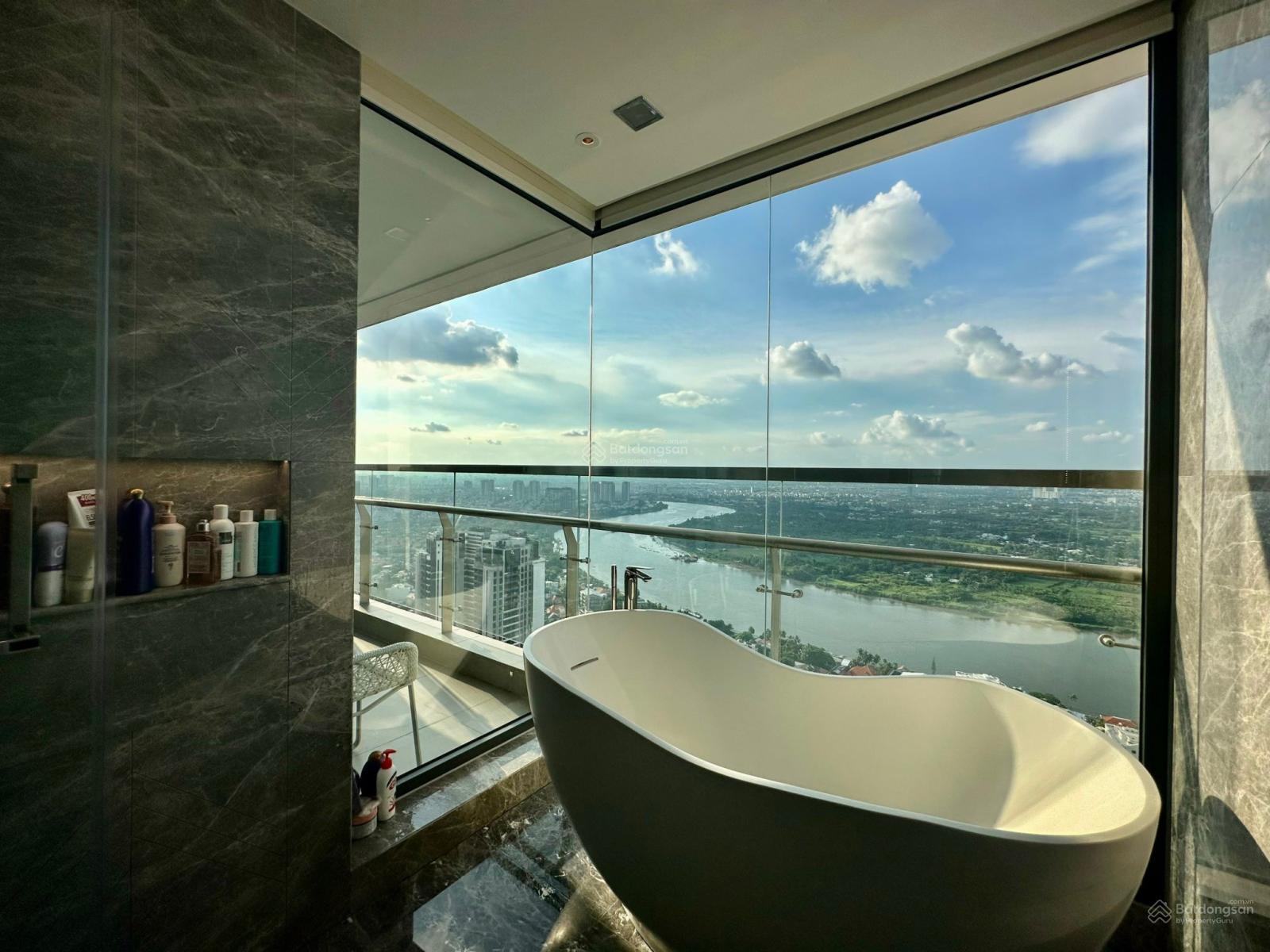 Penthouse Gateway Thảo Điền 584m² giá 115 tỷ - Nội thất 5 sao, hồ cá koi riêng!