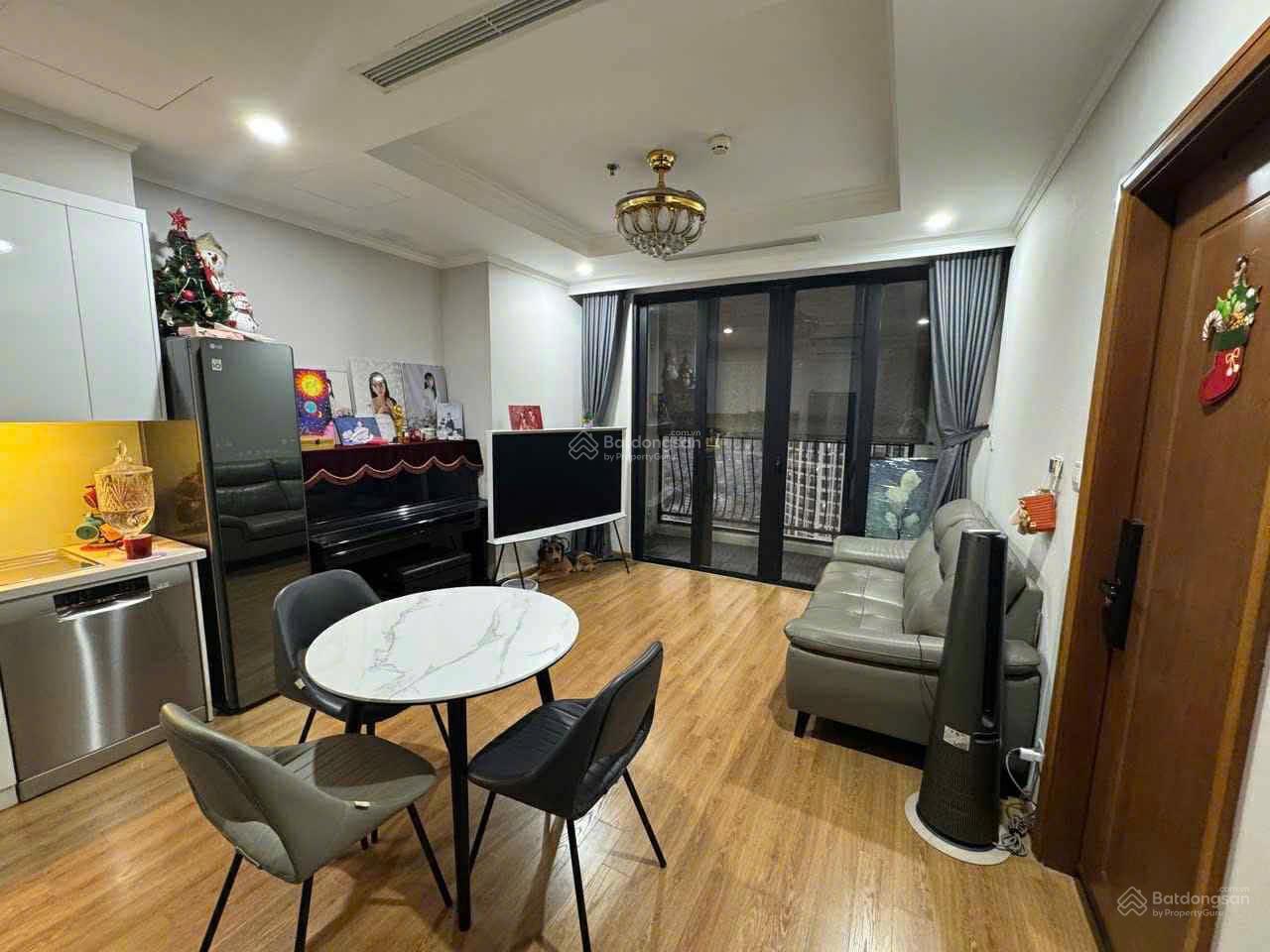 Căn hộ 2 ngủ Royal City 69m² giá 9.3 tỷ - Full nội thất, sẵn sổ đỏ!