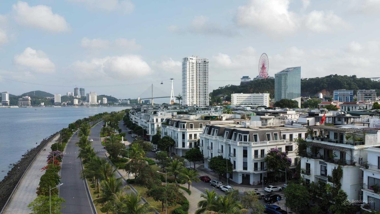 Townhouse Vinhomes Bến Đoan 120m² giá 19 tỷ - Mặt biển trực diện Vịnh Hạ Long!