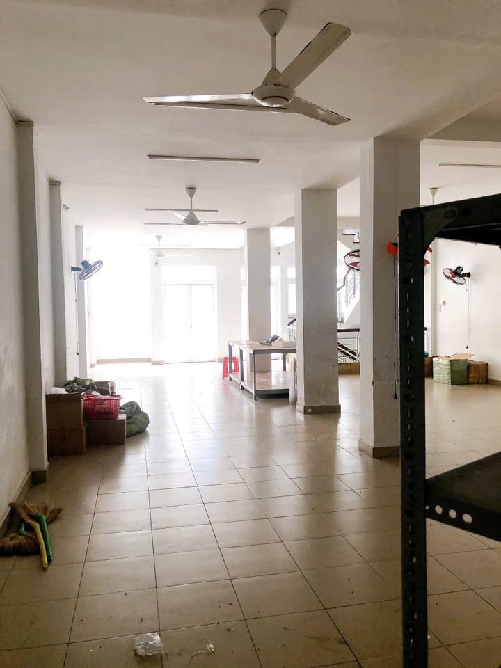 Nhà nguyên căn cho thuê Lê Trọng Tấn, Tân Phú 160m² giá 32 triệu - Hoạt động ngay lập tức!