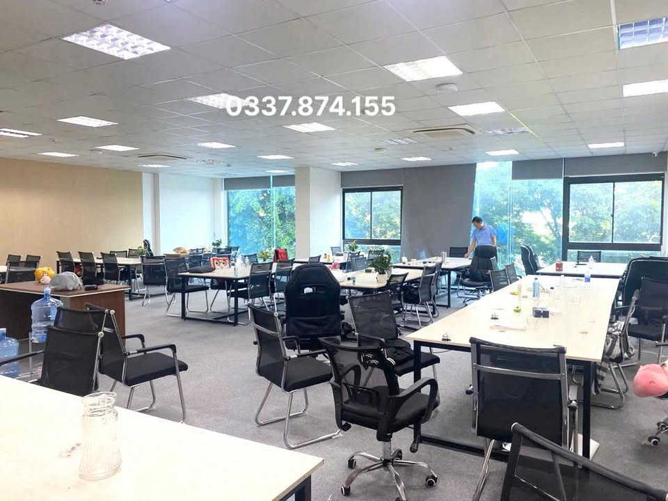 Văn phòng cho thuê tại Ngã Tư Sở 180m² giá 30 triệu - View kính sang trọng!