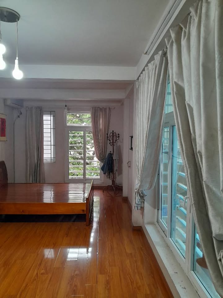 Nhà riêng Hoàng Hoa Thám Ba Đình 34m² giá 13 tỷ - Ô tô đỗ cửa, sổ vuông đẹp!