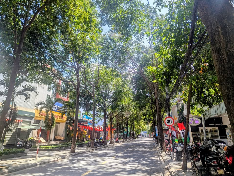 Nhà 3 tầng mặt tiền Hai Bà Trưng, Hội An 100m² giá 16 tỷ - Cơ hội vàng cho nhà đầu tư!