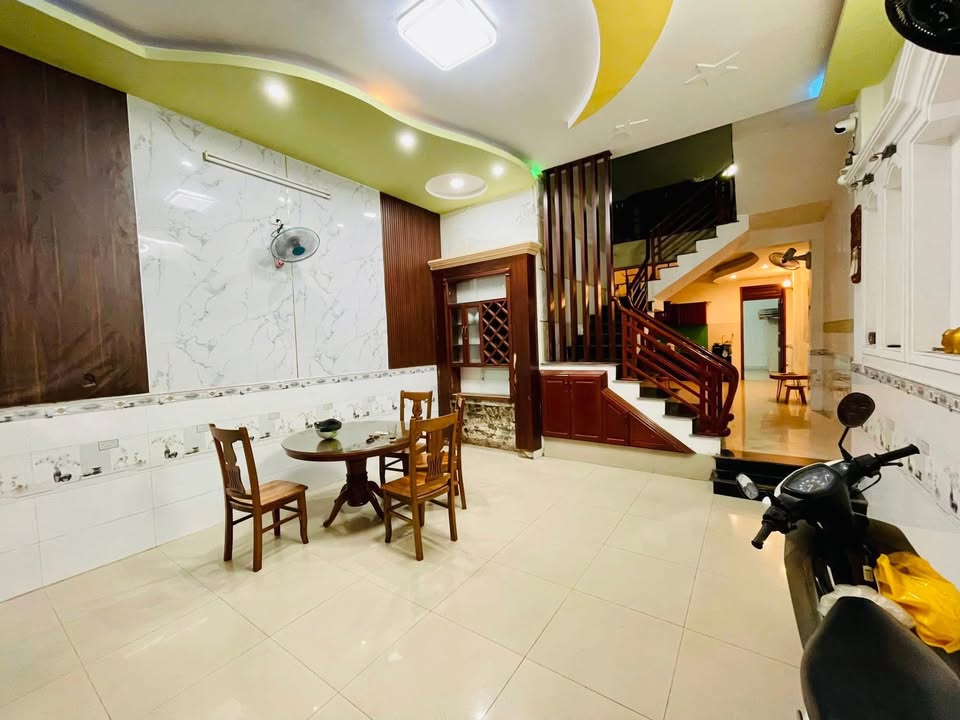 Nhà 2 tầng mặt tiền đường Ngô Thế Lân 114m² giá 5.7 tỷ - Gần bến xe thuận tiện!