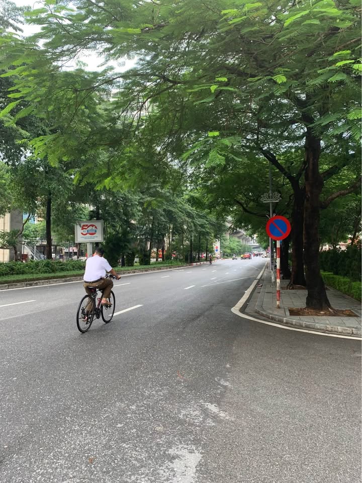 Nhà phố Hoàng Cầu 32m² giá 8.6 tỷ - Sổ đỏ chính chủ, ô tô tránh