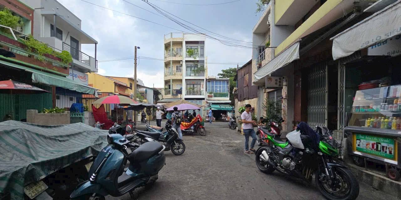 Nhà Căn Góc 3 Mặt Tiền Đường Lò Siêu, Quận 11 - Giá 4.5 Tỷ, Kinh Doanh Tốt!