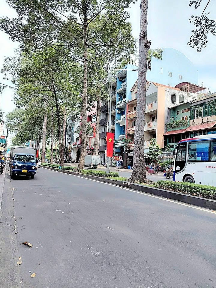 Nhà bán hẻm xe hơi Nguyễn Chí Thanh, Quận 10, 17.755m² chỉ 3.38 tỷ - Tiện nghi gần trường đại học!