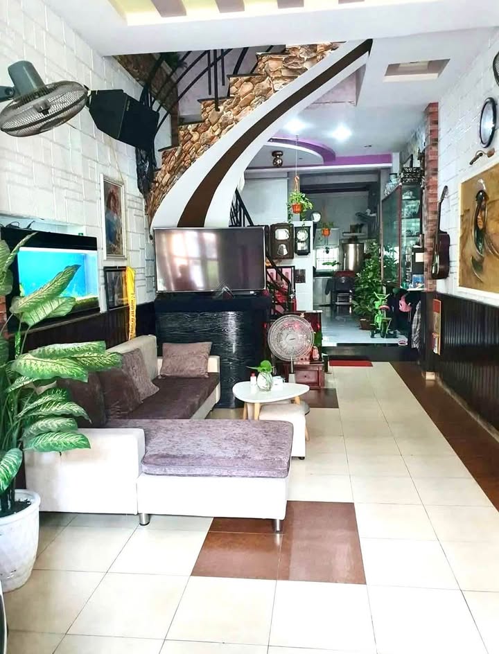 Nhà 3 tầng mặt tiền Đường Lê Hồng Phong, Quy Nhơn 53m² giá 5.3 tỷ - Sổ đỏ chính chủ!