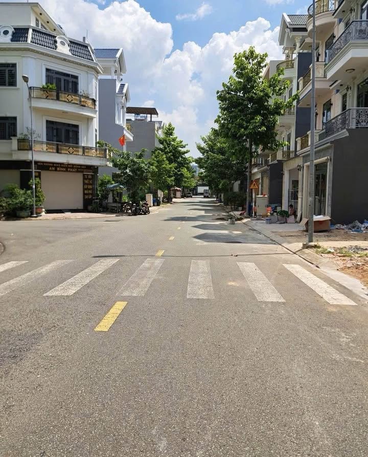 Bán nhà mặt tiền đường D1, Bình An, Dĩ An 64m² - Giá chỉ 5.8 tỷ!