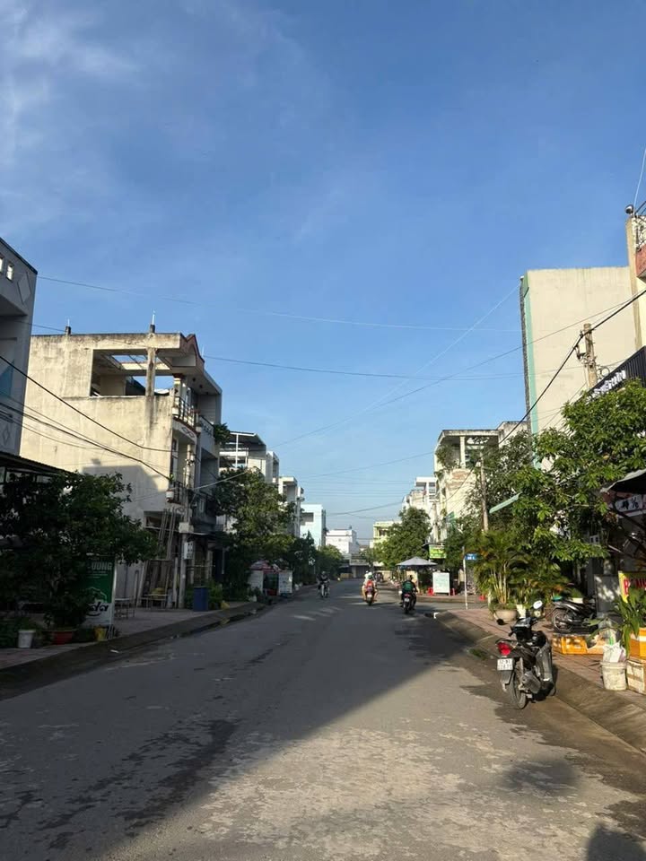 Nhà phố Bến Lức 74.6m² giá 4.8 tỷ - Mới đẹp, dọn vào ở ngay!