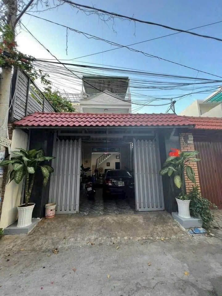 Nhà nguyên căn cho thuê hẻm ô tô đường Lê Hồng Phong 150m² giá 11 triệu - Không gian thoáng mát lý tưởng!