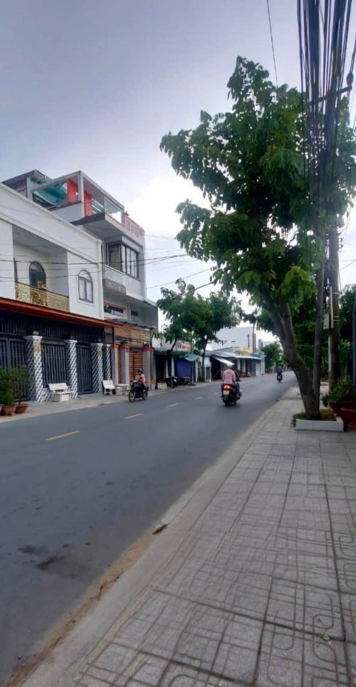 Nhà trệt mặt tiền đường 30/4, Phú Lợi, Sóc Trăng, 230m² - Kinh doanh thuận lợi!