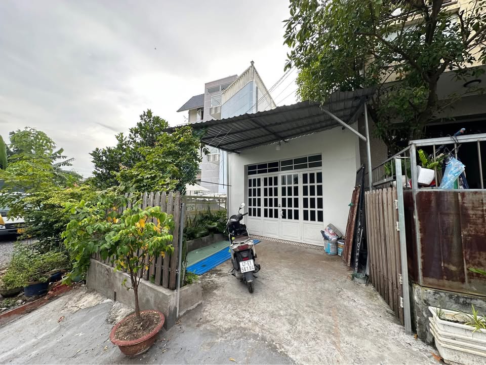 Nhà cấp 4 tại Phước Bình, Thủ Đức 50m² giá 4.3 tỷ - Hẻm xe hơi, vị trí đẹp!