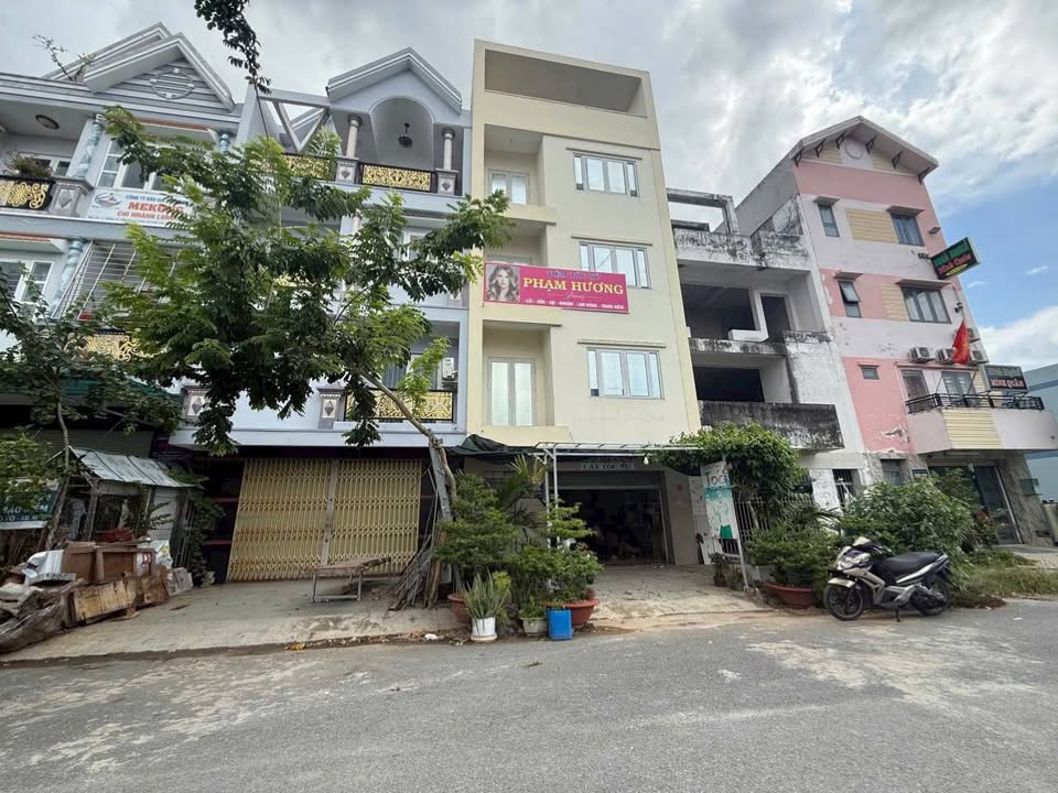 Nhà 4 tầng Bến Lức 120m² chỉ 5.6 tỷ - Đầu tư sinh lời ngay!