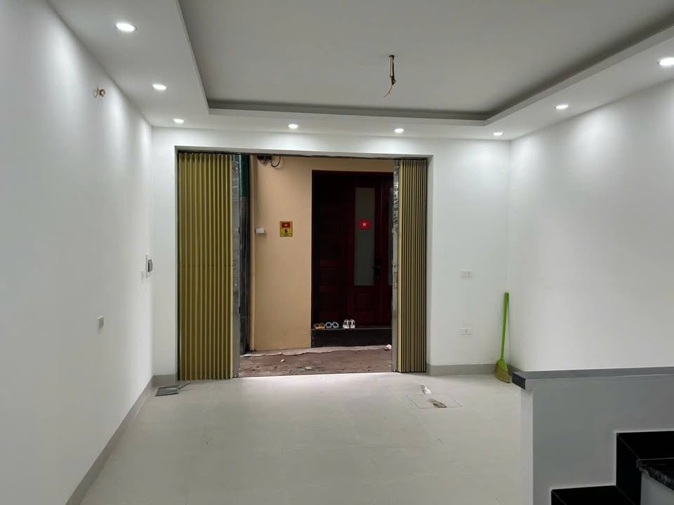 Nhà phố Âu Cơ Đống Đa 40m² giá 2.5 tỷ - Mặt tiền rộng, ô tô tránh!