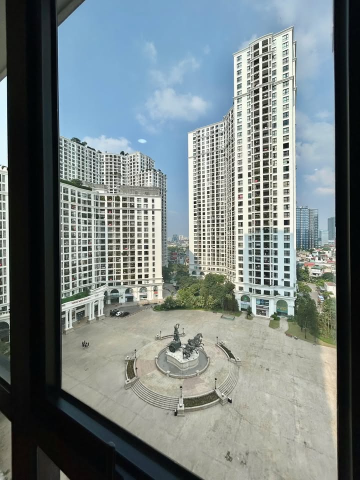 Căn hộ góc Royal City 131m² giá thỏa thuận - Full nội thất sang trọng!