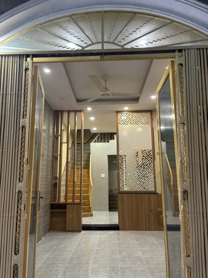 Nhà hẻm Lạc Long Quân, Q11 24m² giá 4.9 tỷ - Đầu tư sinh lời ngay!