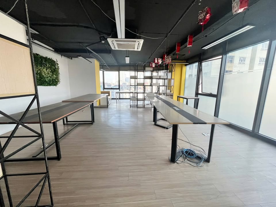 Văn phòng cho thuê Đường Vũ Tông Phan 100m² giá tốt - View kính sang trọng!