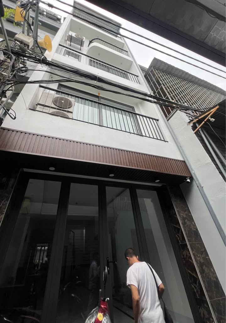 Nhà phố Âu Cơ Tây Hồ 48.5m² giá 14.4 tỷ - Thiết kế hiện đại, thang máy tiện nghi!