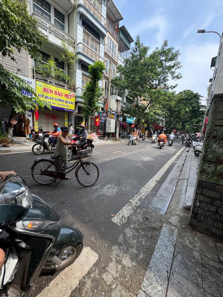 Nhà Đội Cấn, Ba Đình 75m² giá 18.8 tỷ - Gần Lăng Bác, Hồ Tây!