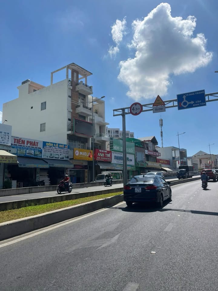 Bán nhà mặt tiền đường 23/10 Nha Trang 100m² giá 8 tỷ - Đầu tư sinh lời ngay!