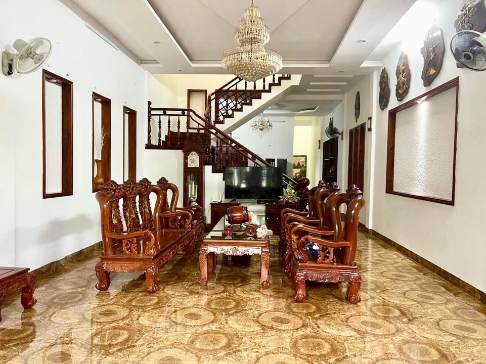 Nhà 3 Lầu Đẹp Đường Ama Jhao, Buôn Ma Thuột 137m² giá 8.5 tỷ - Vị trí đắc địa, đầy đủ tiện ích!