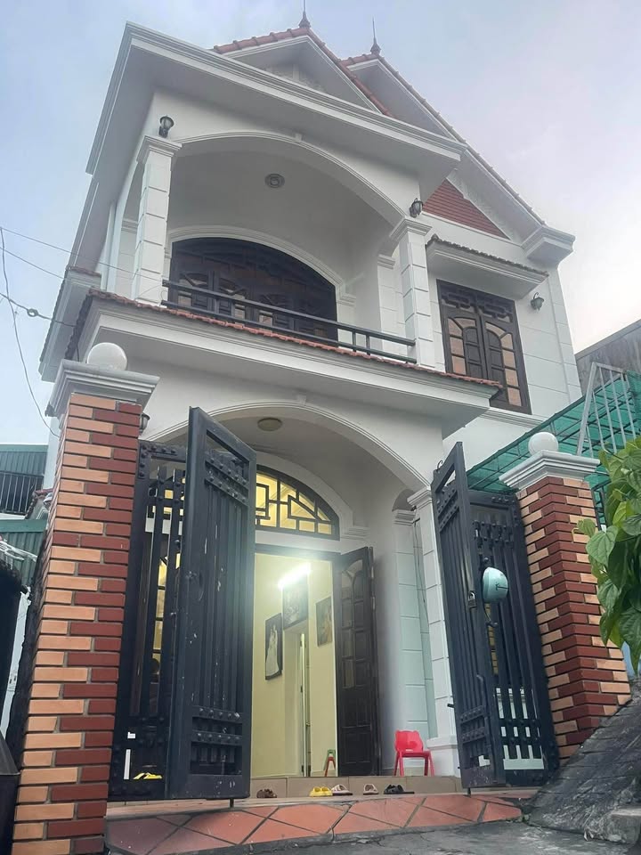 Nhà mái thái 2 tầng Hạ Long 128m² giá 2.35 tỷ - Sân rộng, gần chợ