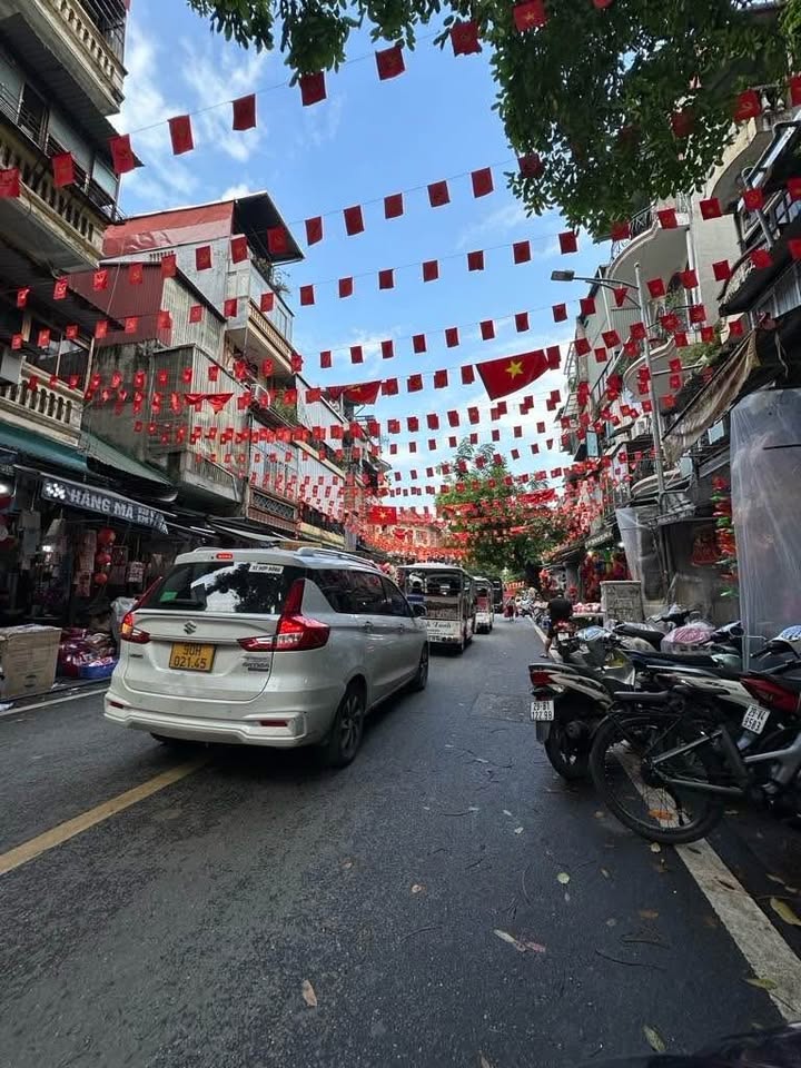 Nhà mặt phố Hàng Mã, Hoàn Kiếm 44m² giá 47 tỷ - Kinh doanh sầm uất ngay giữa phố cổ!