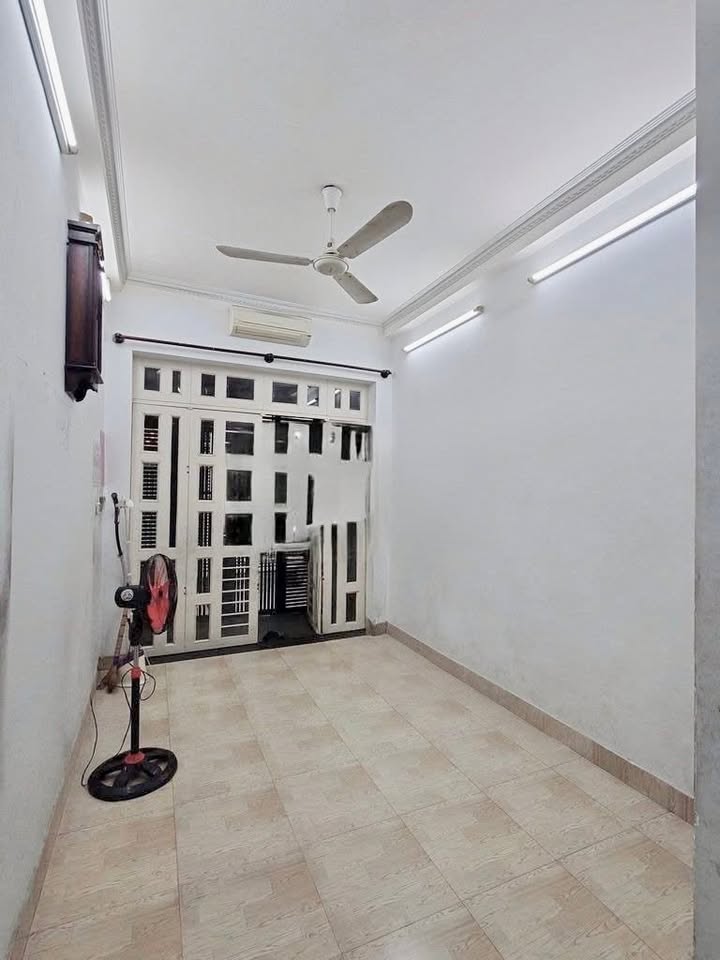 Nhà nguyên căn cho thuê đường Thích Quảng Đức, Phú Nhuận 138m² - Nội thất cao cấp, sẵn sàng ở ngay!