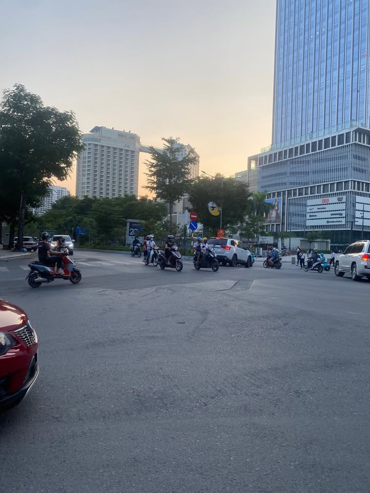 Bán nhà mặt phố Lạc Long Quân, Tây Hồ 103m² giá 10.8 tỷ - Kinh doanh sầm uất!