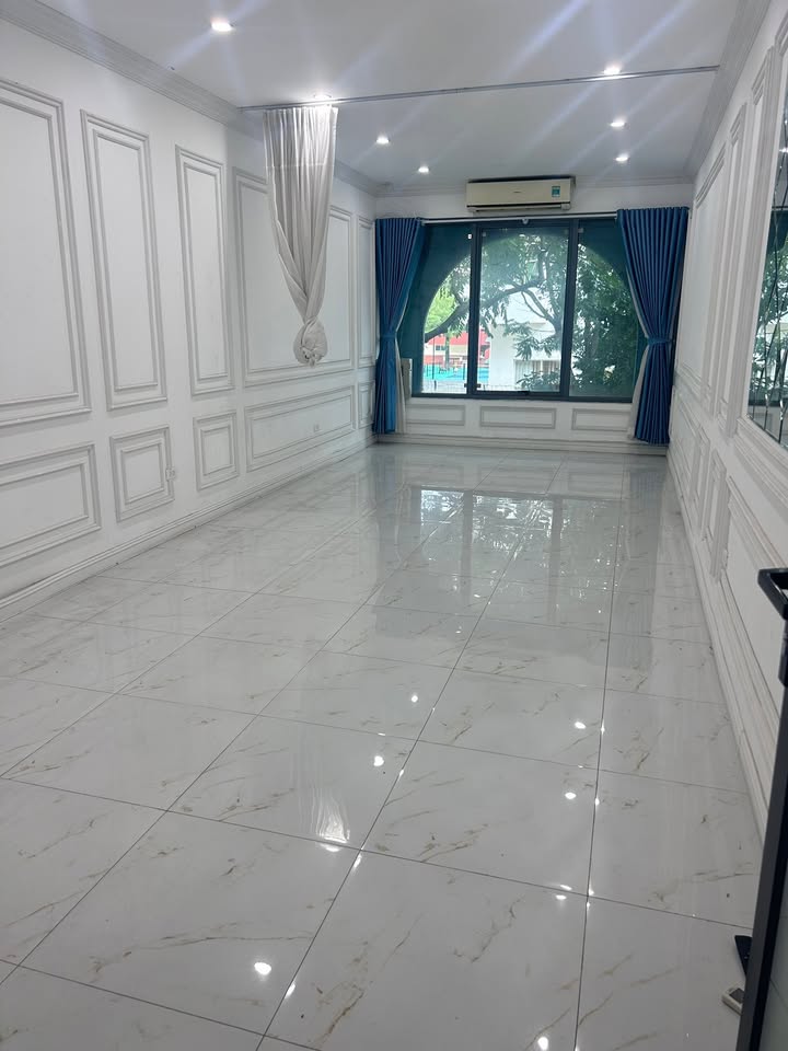 Cho thuê văn phòng đường Phạm Tuấn Tài, Cầu Giấy - Nhà 8 tầng thông sàn mới đẹp, thang máy vù vù!