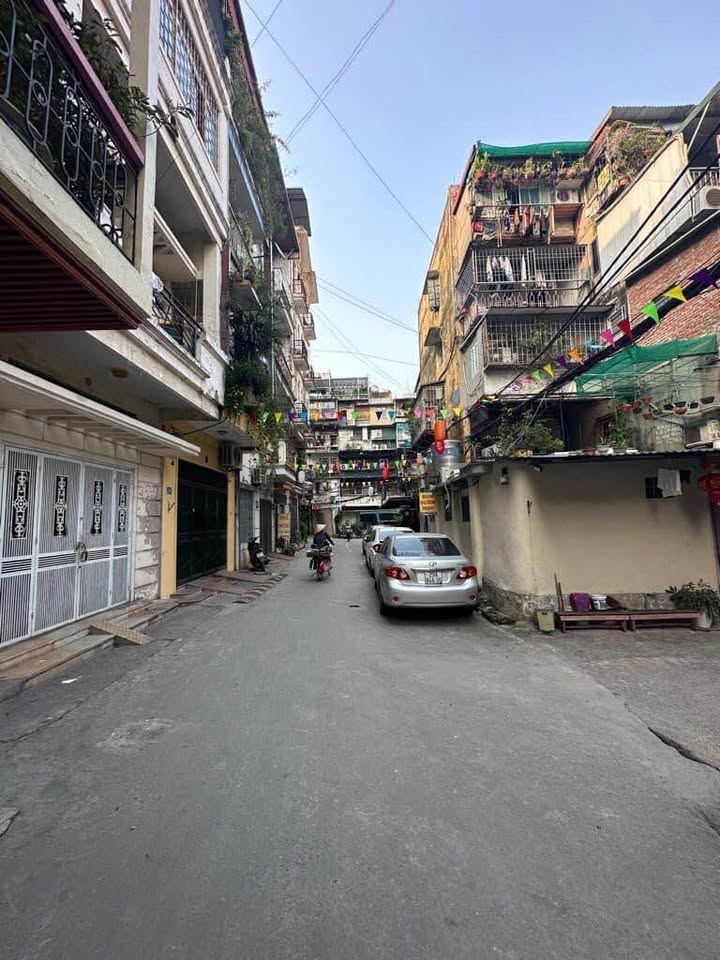 Nhà Hào Nam Đống Đa 50m² giá 11.9 tỷ - Ô tô đỗ cửa, dân trí cao!