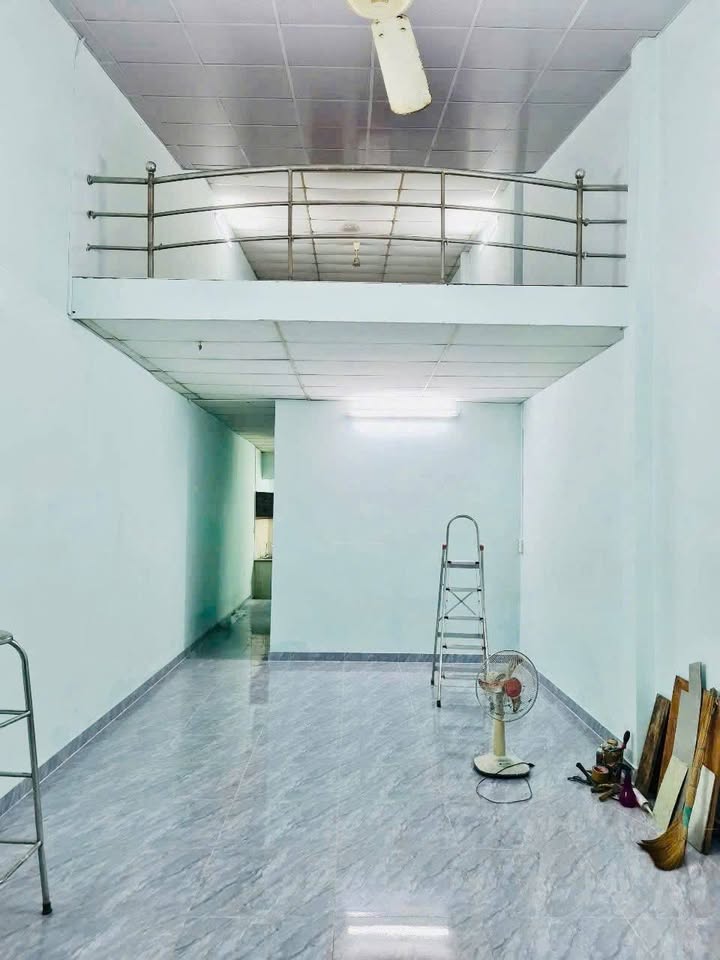 Nhà thuê Tân Phú 76m² giá 8 triệu - Hẻm xe hơi rộng rãi, sẵn sàng vào ở!