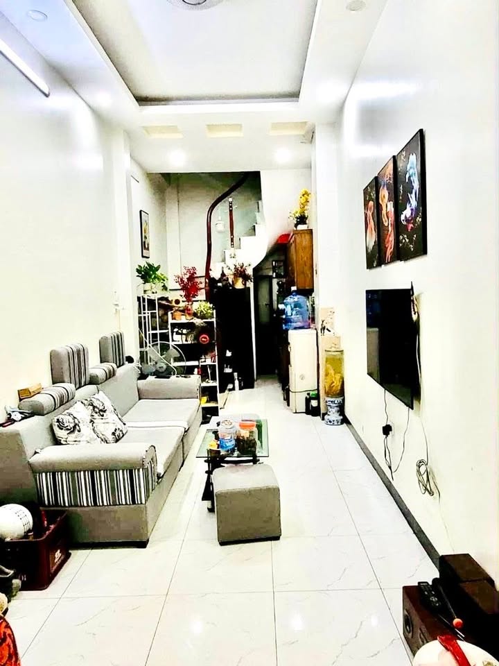 Nhà 5 tầng Thái Hà 30m² giá 8 tỷ - Gần trường ĐH và giao thông thuận tiện!