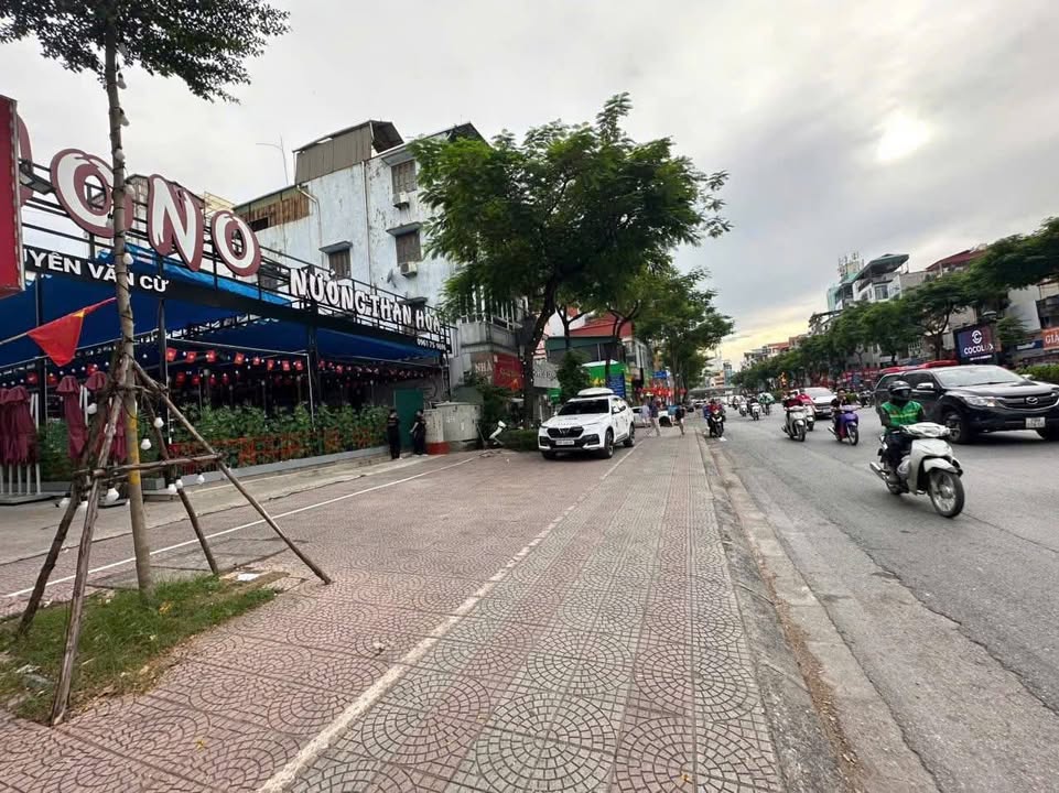 Nhà mặt phố Nguyễn Văn Cừ, Long Biên 42m² giá 20 tỷ - Kinh doanh đỉnh cao!