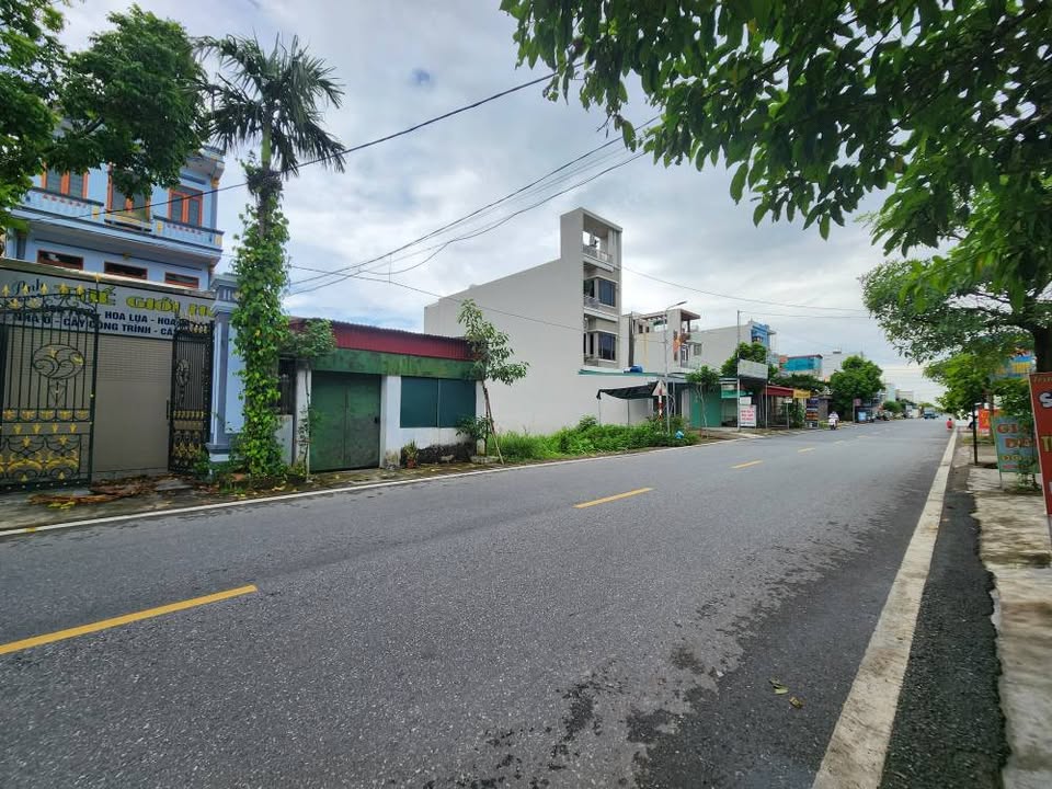 Bán gấp nhà 3 tầng 130m² mặt đường Minh Khai - Kinh doanh tốt, giá chỉ 3 tỷ!