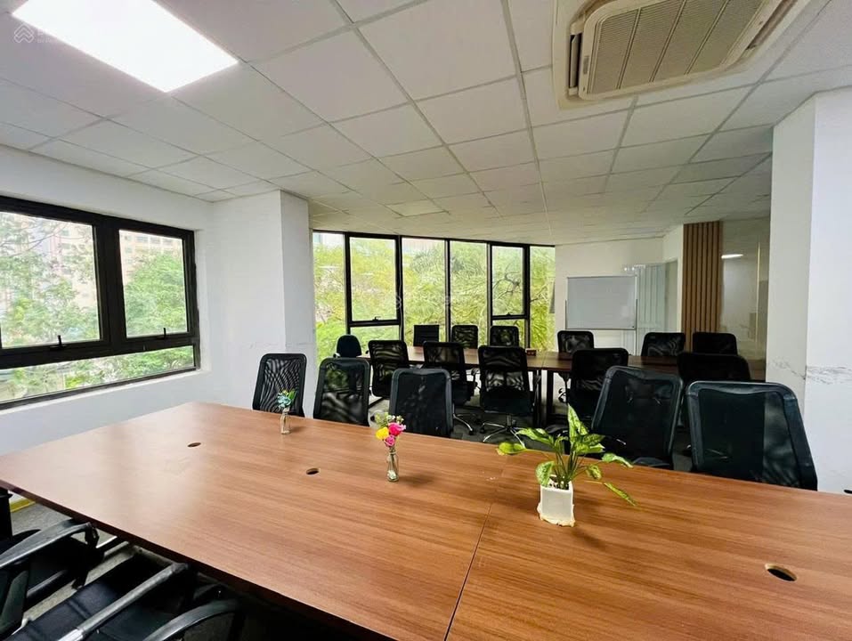 Văn phòng lô góc tại Lê Văn Lương 120m² giá 25 triệu - Thiết kế hiện đại, thông thoáng!