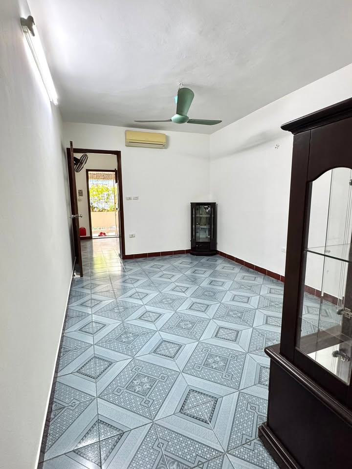 Nhà tập thể nguyên căn N13 Nguyễn Khoái 80m² giá 7.5 triệu - Môi trường sống văn minh, an toàn!