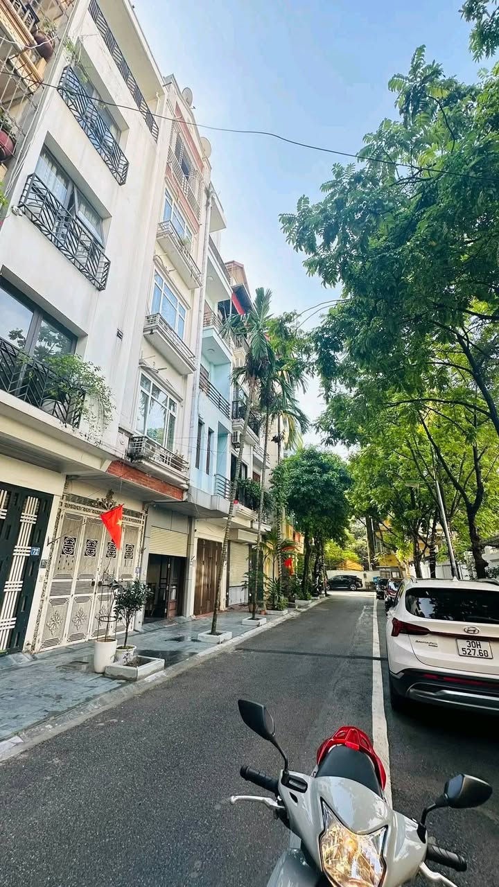 Nhà riêng Cầu Giấy 68m² giá 22.8 tỷ - Thiết kế hiện đại, an ninh tốt!