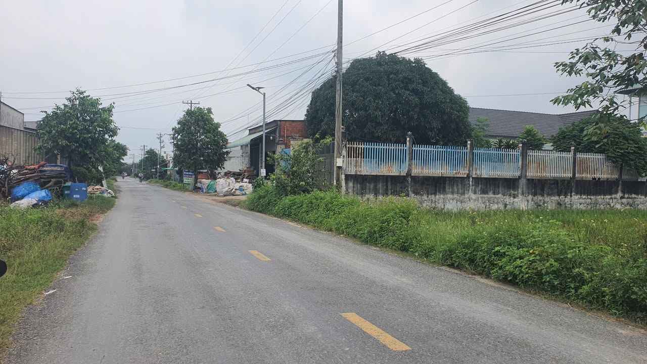 Đất nền mặt tiền đường nhựa 180m² giá 2.2 tỷ - Sổ đỏ chính chủ, dân cư đông đúc!