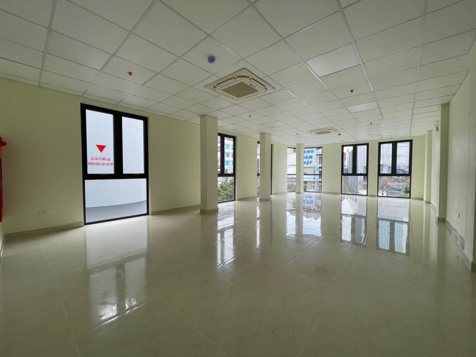 Văn phòng cho thuê mặt phố Trung Kính 110m² giá chỉ 15 triệu - Hoạt động ngay!