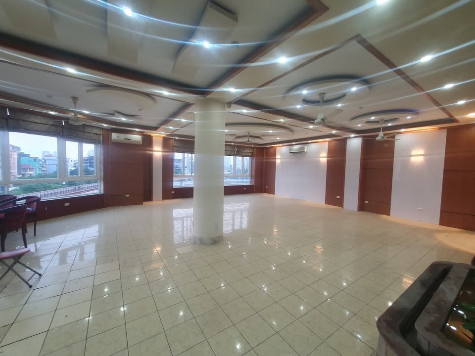 Văn phòng cho thuê Hoàng Cầu 150m² giá 36 triệu - Lô góc thoáng sáng