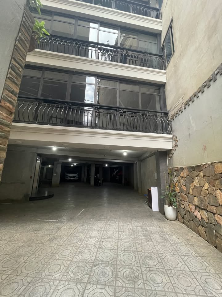 Cho thuê văn phòng Đường Láng 300m² giá 30 triệu - Mặt tiền 10m, giao thông thuận tiện!